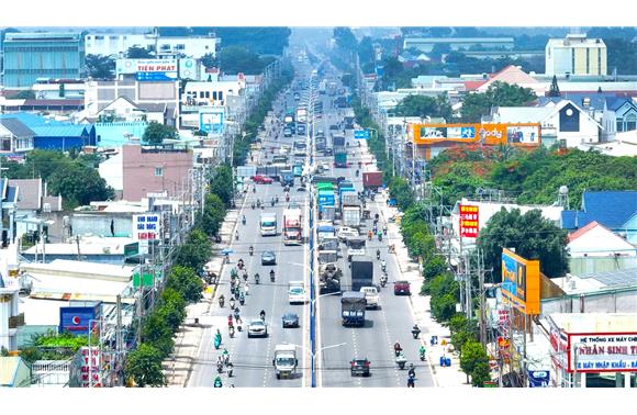 Nhìn từ trên cao 3 đường liên kết nhau được nâng cấp lên 6 làn xe ở Bì...
